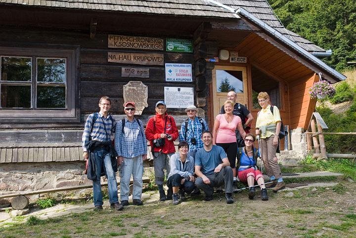 0510.jpg - Pamiątkowe zdjęcie przy schronisku na Hali Krupowej